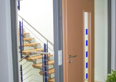 Ein zeitloses und moderner Treppenhaus mit Abtrennung der Räumlichkeiten.