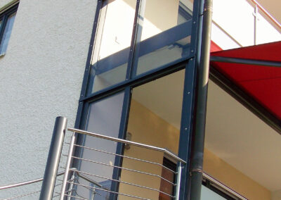 Eine zeitlose Wendeltreppe aus Edelstahl, welche an den Balkon angebaut wurde.