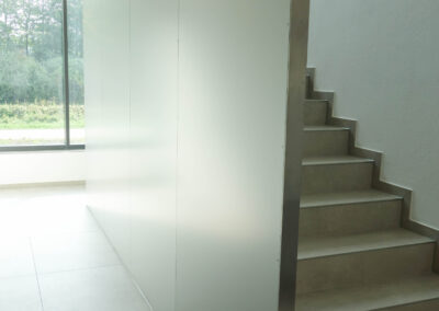 Eine moderne Treppenabtrennung aus Stahl von der Firma Metallbau Schröder.
